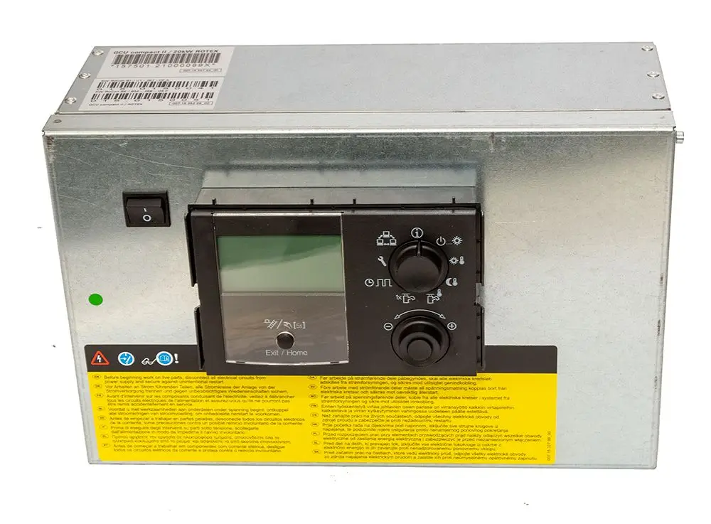 Daikin Steuerungseinheit mit Display und Bedienelementen, montiert in einem Metallgehäuse. Kennzeichnungshinweise und Sicherheitssymbole sind sichtbar.